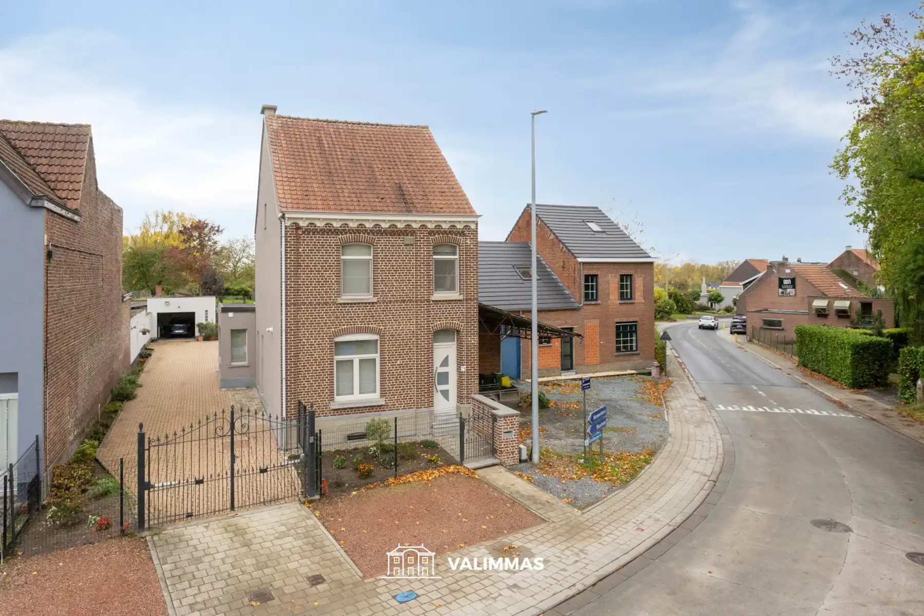 Prachtig gelegen gerenoveerde driegevelwoning met grote tuin foto 2