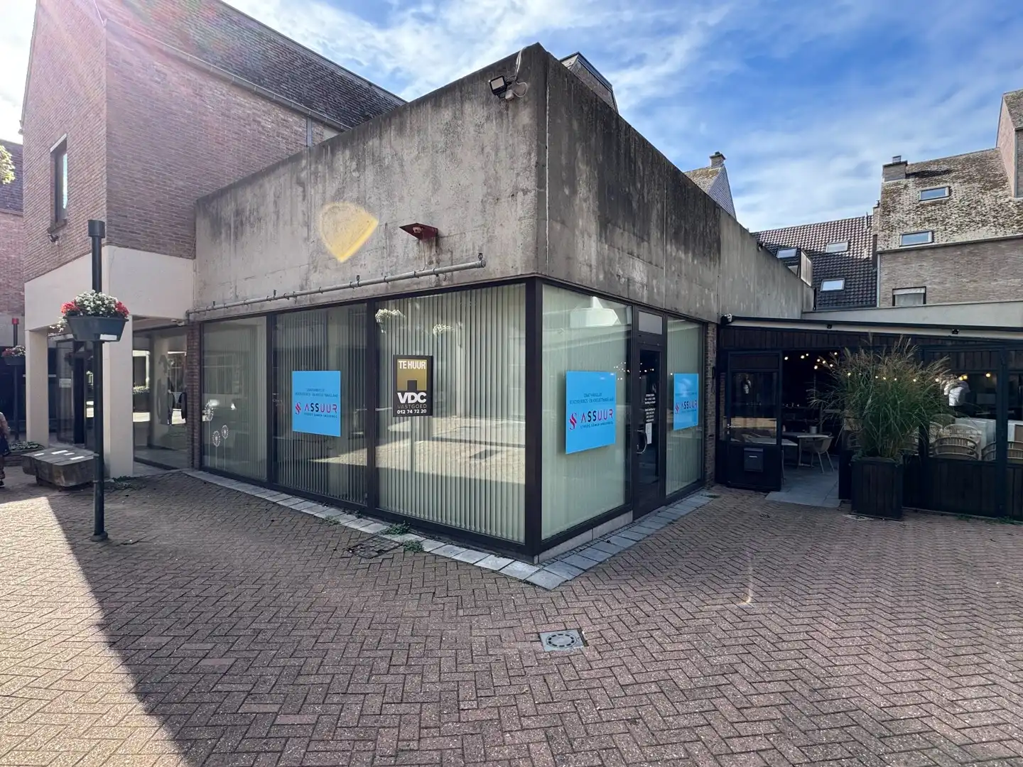 Leuk handelspand met grote vitrine te Sint-Truiden foto {{pictureIndex}}