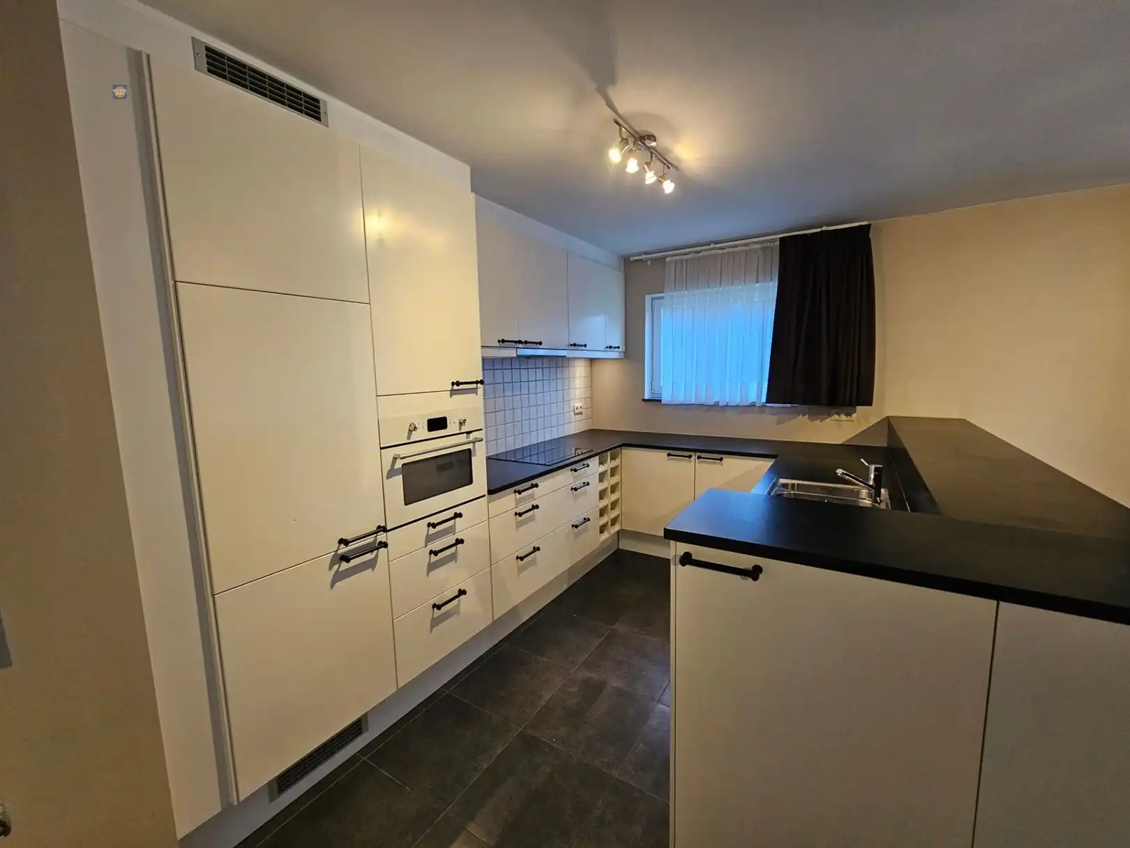 Gelijkvloers 2-slaapkamerappartement, terras en staanplaats foto 9