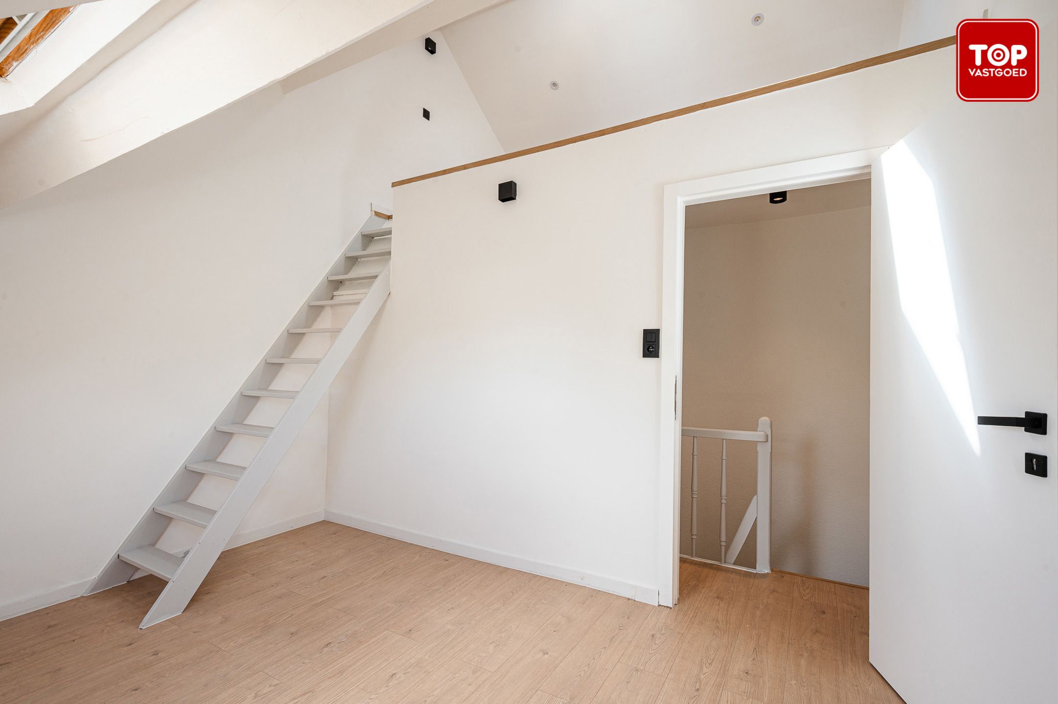 Stijlvol gerenoveerde gezinswoning met 4 slaapkamers en gezellige tuin foto 22