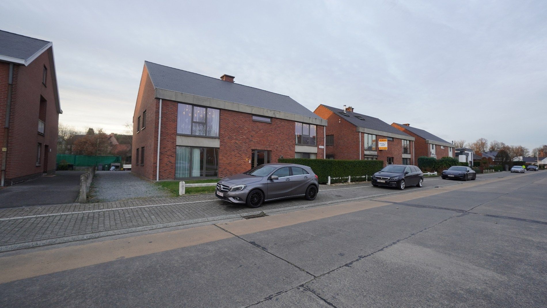 Gelijkvloers appartement met 2 slaapkamers en garage te Lokeren  foto {{pictureIndex}}