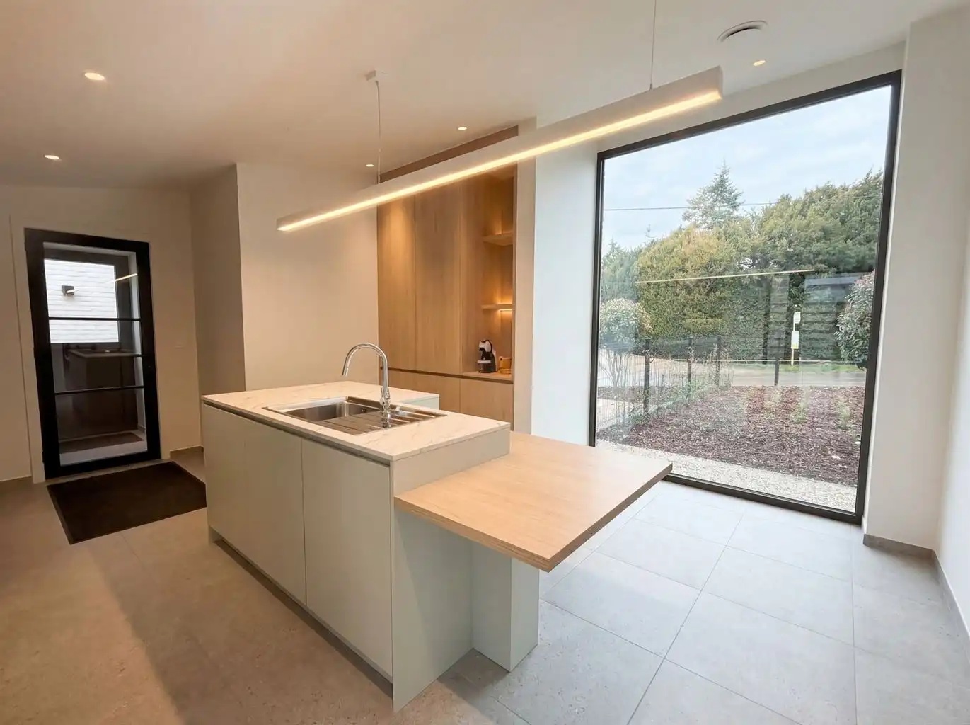 Prachtige, volledig gerenoveerde woning met 3 slaapkamers, vrijstaande garage, omheinde tuin en 20 zonnepanelen in Kinrooi.  foto 8
