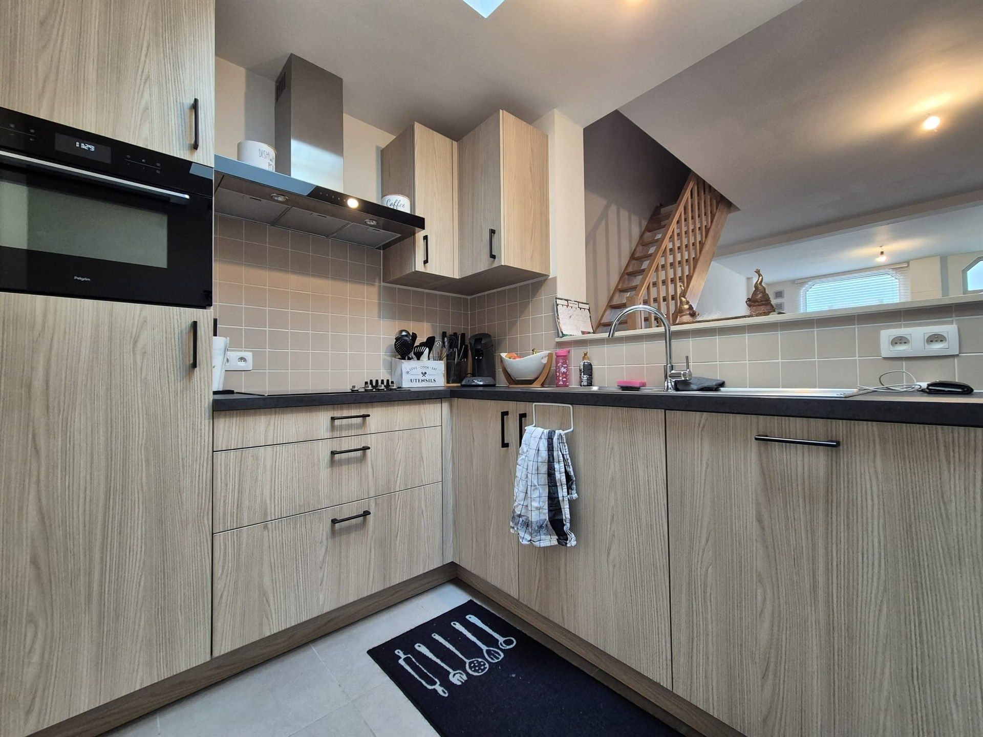 Gerenoveerde knusse rijwoning met tuin.  foto 8