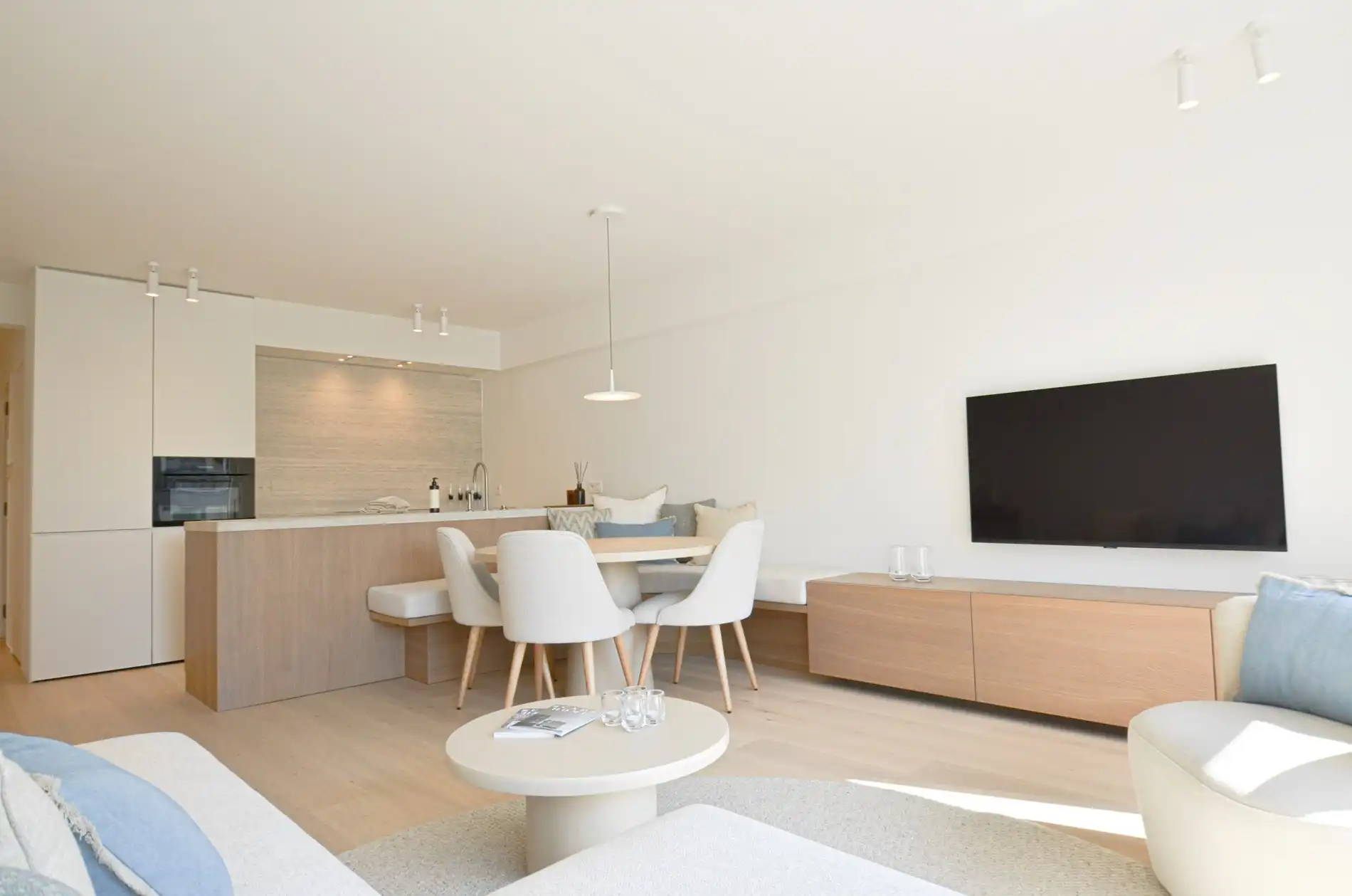 Centraal gelegen, volledig gerenoveerd appartement met drie slaapkamers. foto 2