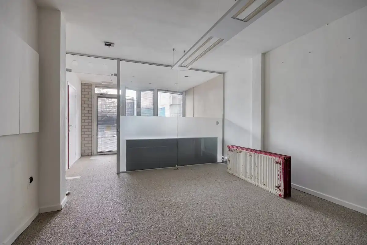 UNIEK HANDELSPAND VAN 110M² MET DUPLEXAPPARTEMENT VAN 146 M² MET 3 SLPK IN LANAKEN CENTRUM foto 6
