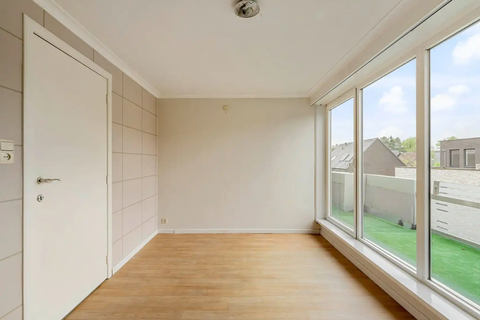 Comfortabel, zeer ruim appartement met 4 slaapkamers, terras en garage in het centrum van Neeroeteren!  foto 30
