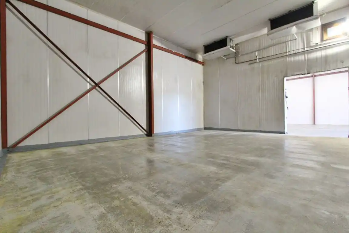 Ruime stockageruimte met frigoloodsen foto 5