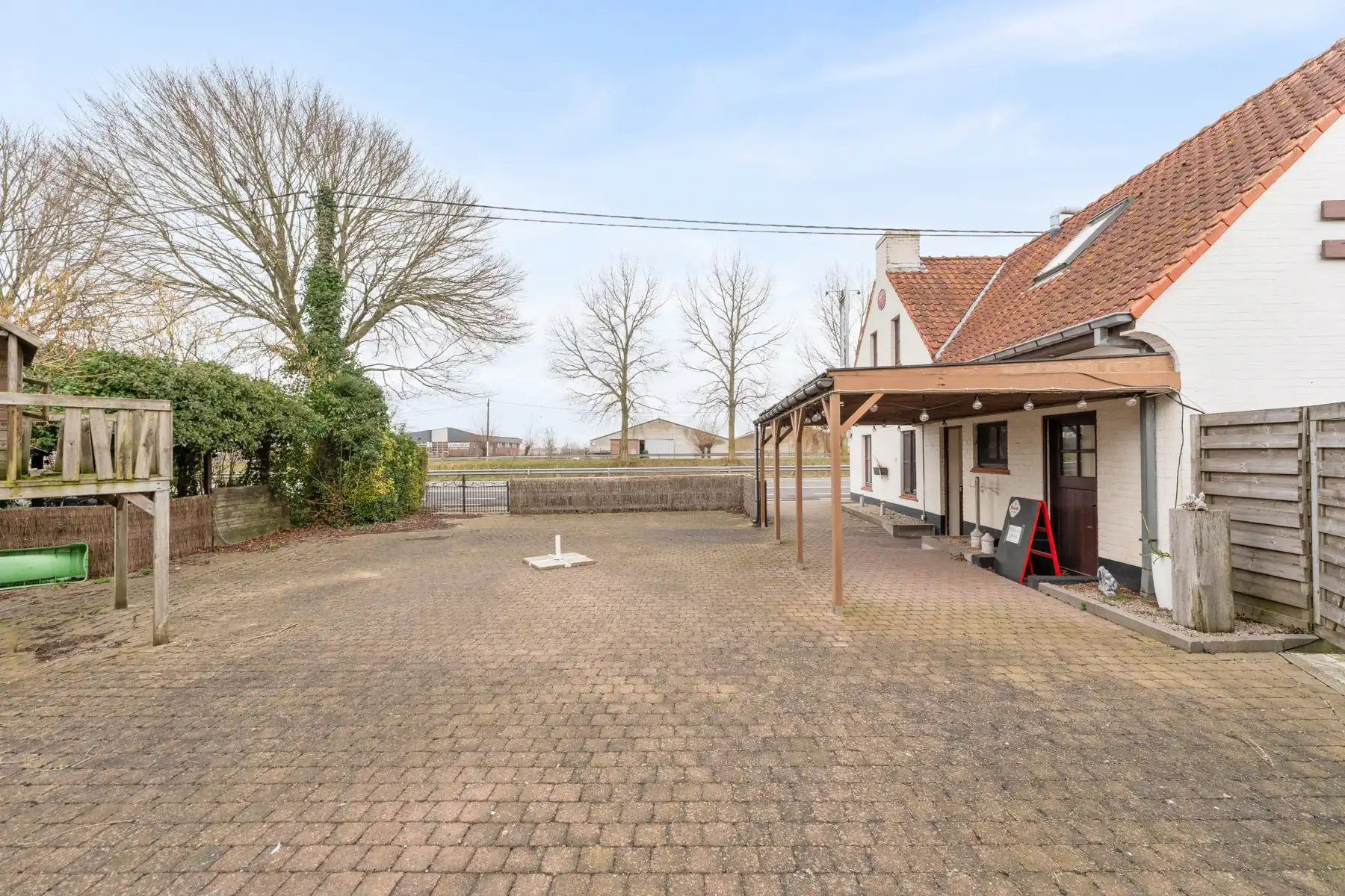 Karaktervol handelspand met woonst in Wulpen foto 25