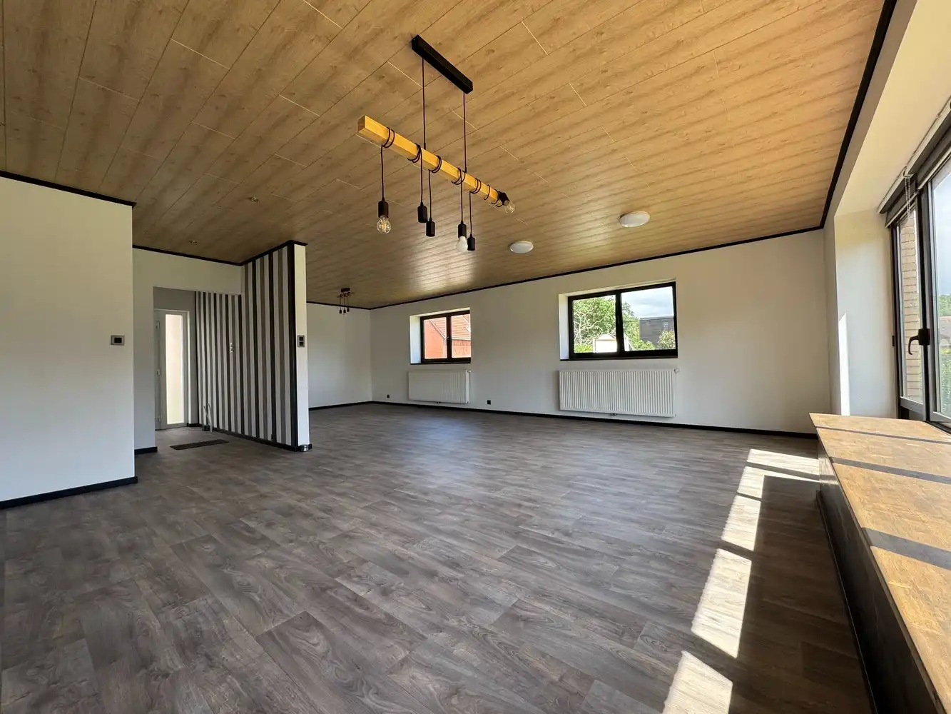 Ruime vrijstaande woning met 4 slpks foto 4