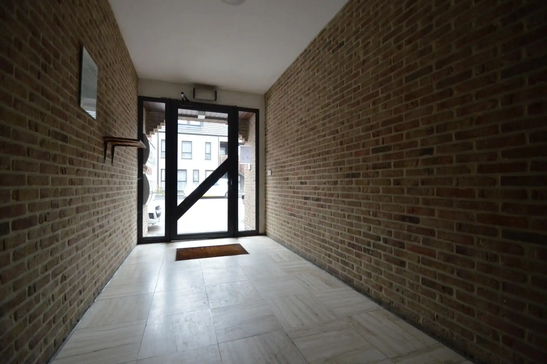 Degelijk en netjes gerenoveerd gelijkvloersappartement met 2 slaapkamers, terras en garage foto 3