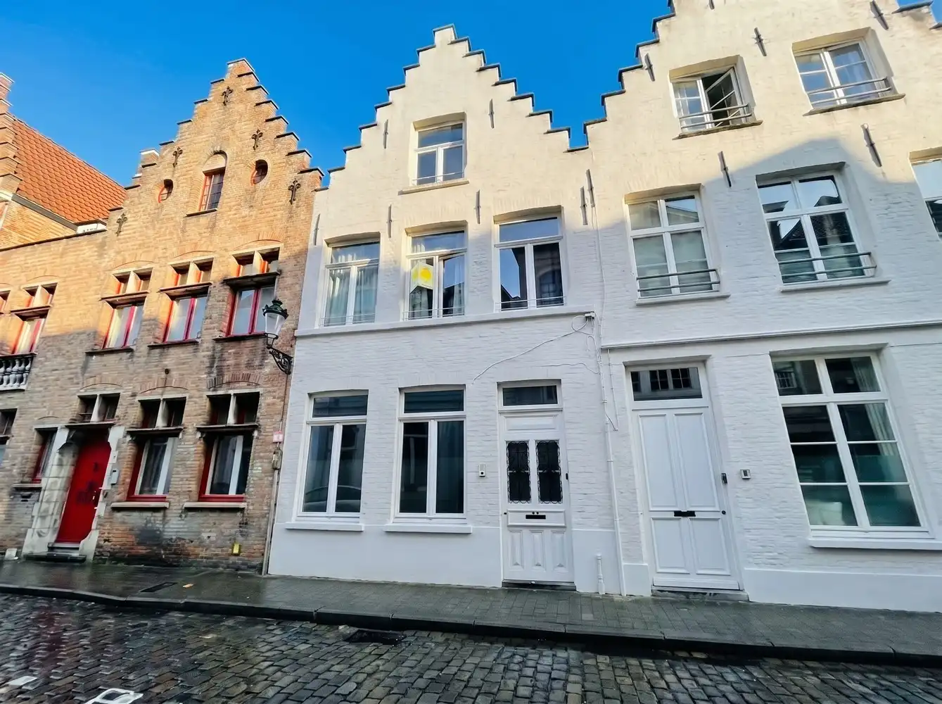 Historisch centrum Brugge.&nbsp; Tussen de Vismarkt en de Coupure.&nbsp; Prachtige, AUTHENTIEK GERENOVEERDE BURGERWONING met 4 SLAAPKAMERS, badkamer met ligbad en douchekamer + STADSPATIO. foto {{pictureIndex}}