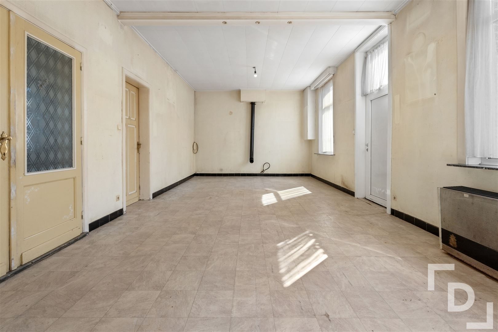 Te renoveren woning met ruime tuin en inpandige garage. foto 7