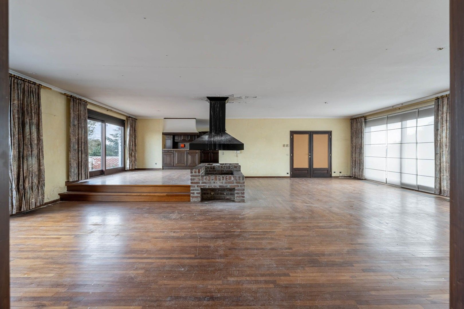 Bedrijfsgebouw (showroom/magazijn) met appartement gelegen op een perceel van 33a 50ca! foto 22