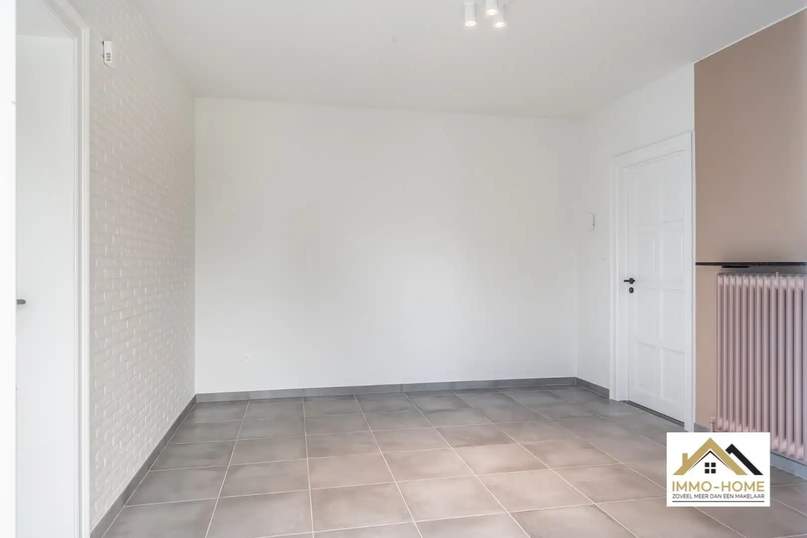 Ruime woning met magazijn en open zicht op topligging foto 20