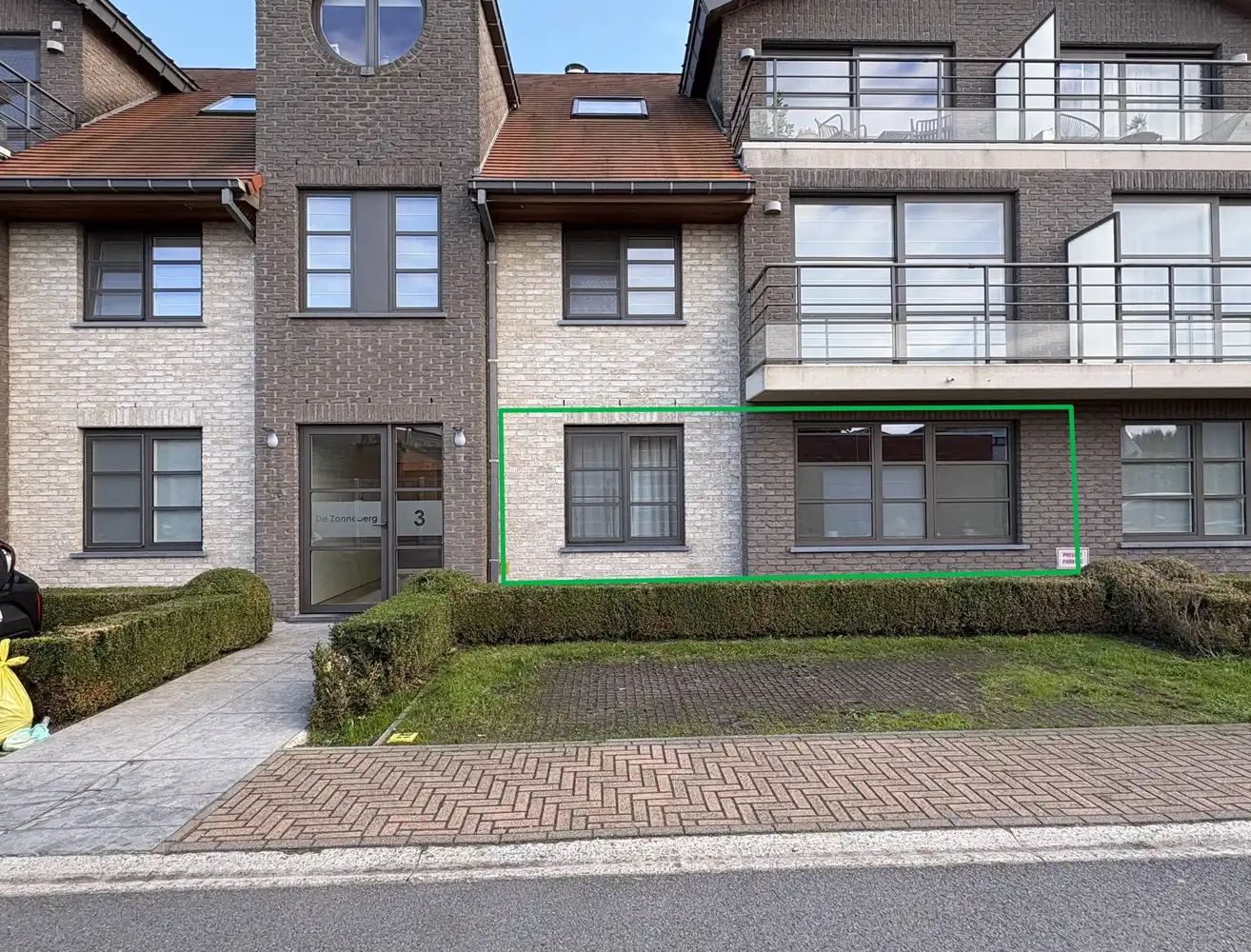 Gelijkvloers appartement met twee slaapkamers + autostaanplaats foto {{pictureIndex}}