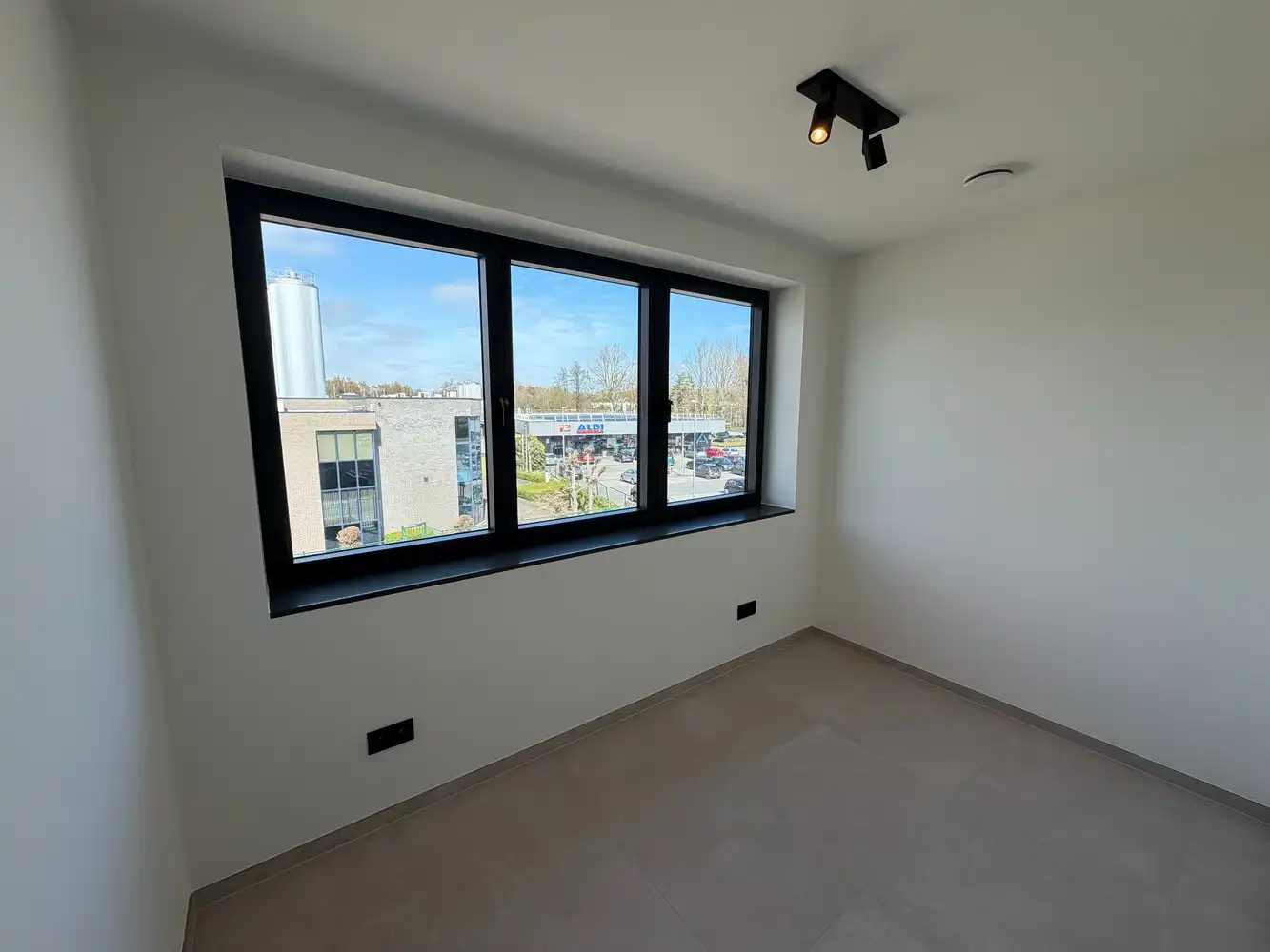 Zeer ruim appartement te huur foto 12