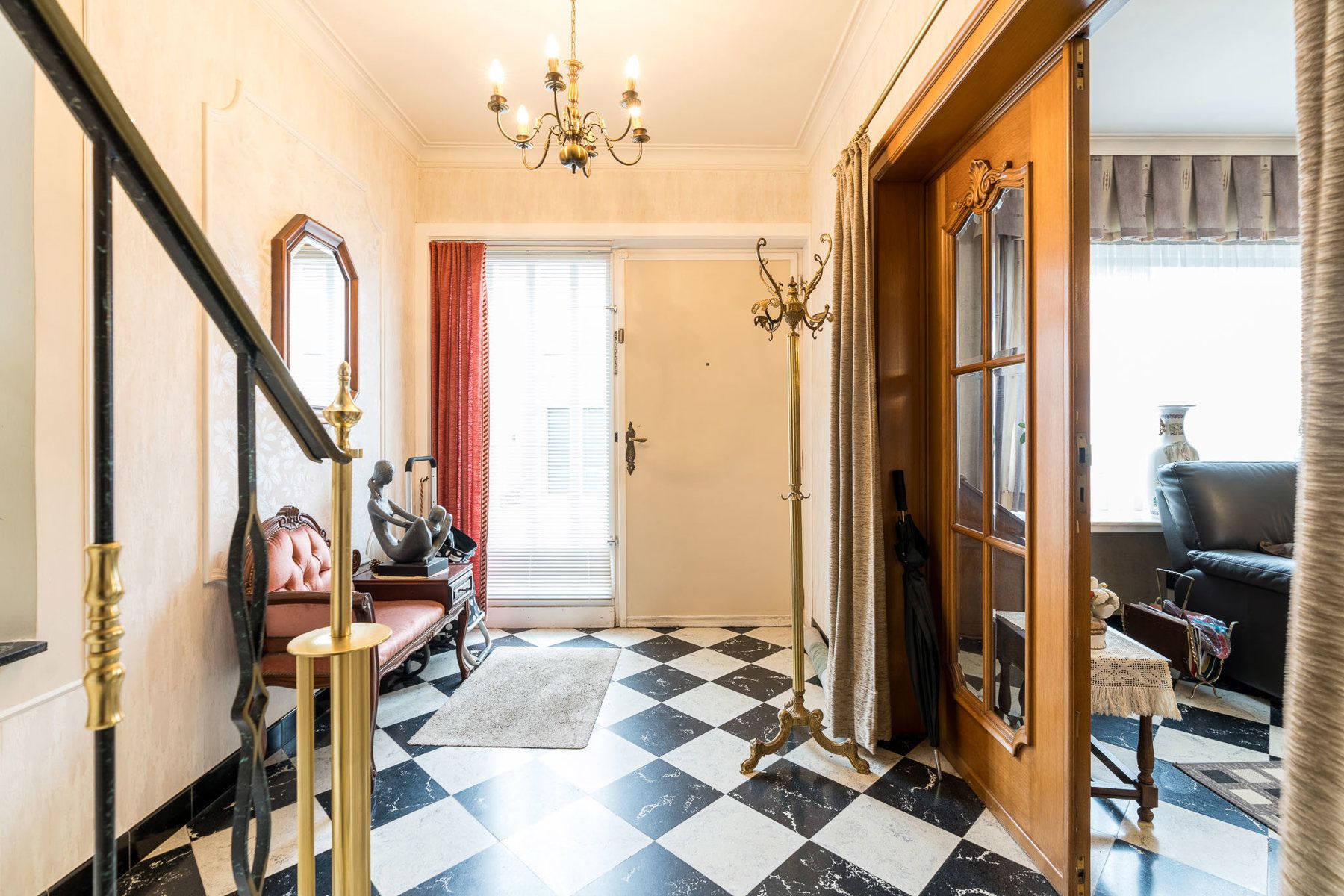 Halfopen gezinswoning met licht, structuur en potentieel foto 5