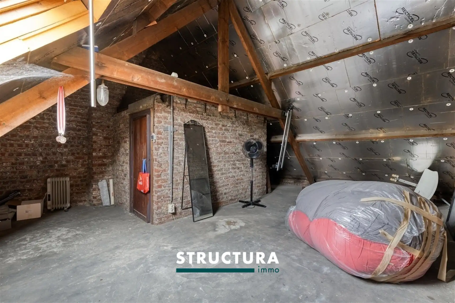 Ruime woning met tuin foto 17