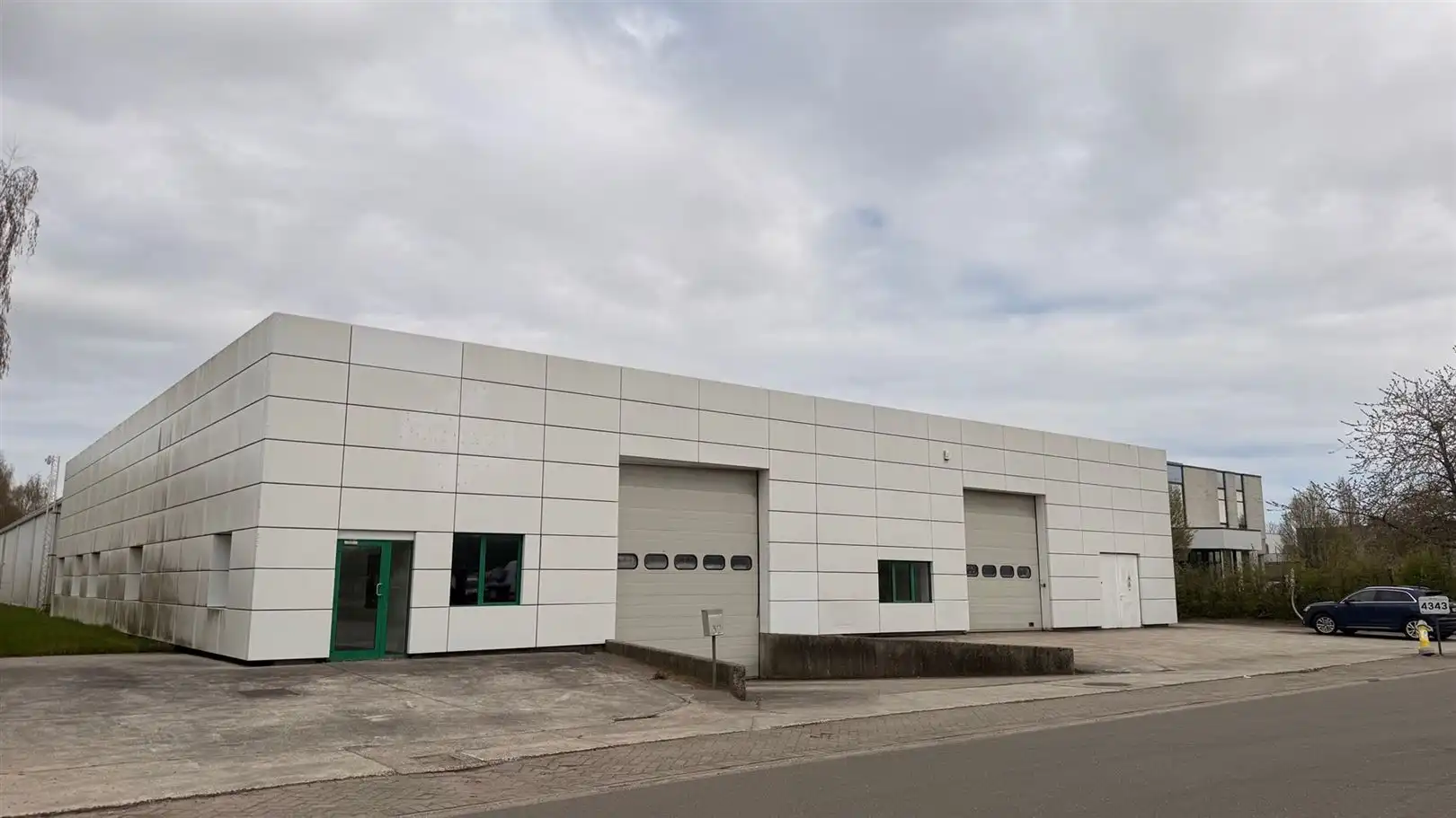 Magazijn op gunstige locatie te Sint-Niklaas foto {{pictureIndex}}