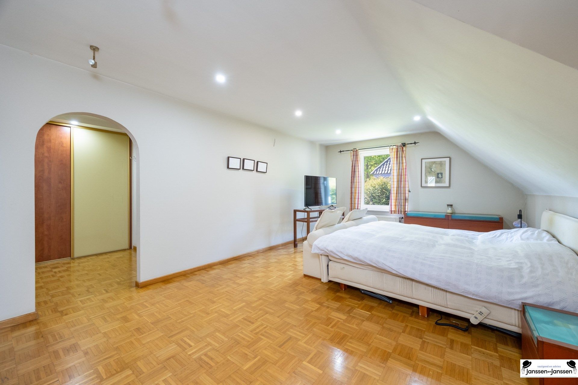 Exclusieve villa met zwembad en kantoorruimte foto 24