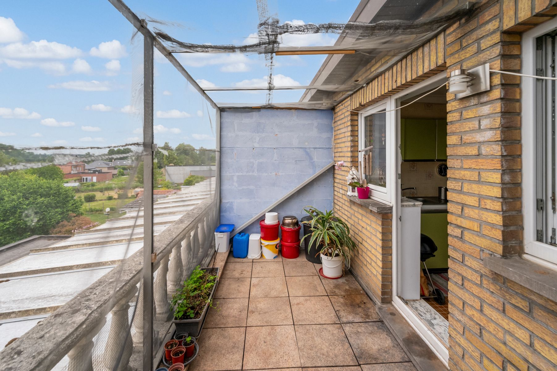 Op te knappen appartement met 1 slaapkamer en terras foto 3