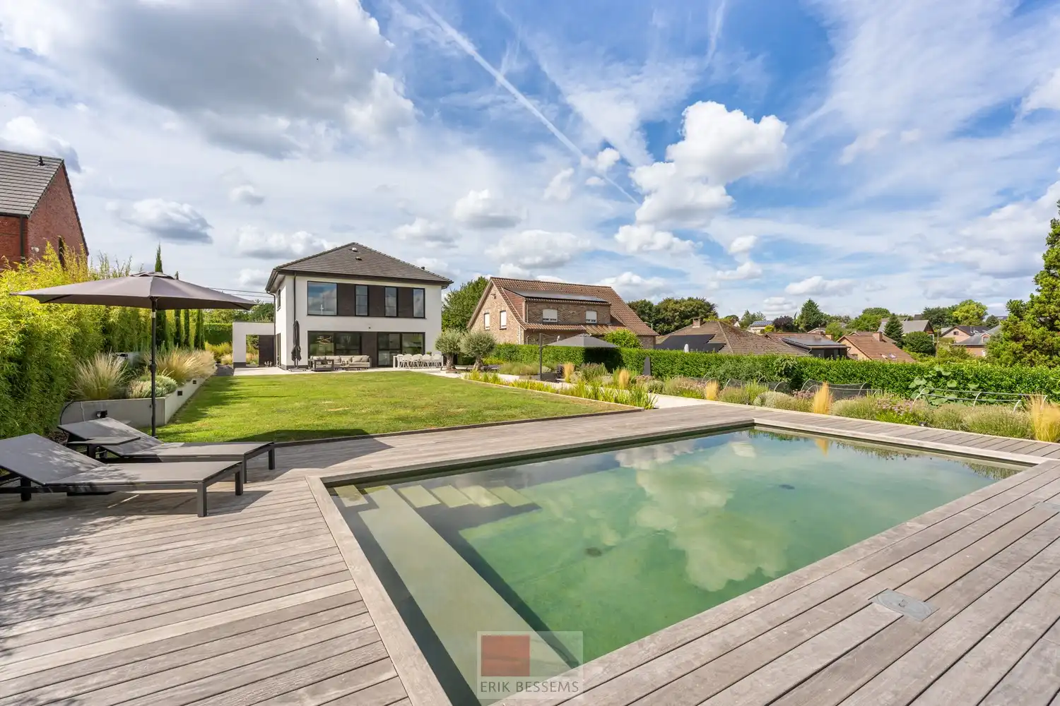 Op een royaal perceel van circa 910 m² ligt deze moderne en energiezuinige woning van circa 177 m² bewoonbare oppervlakte, met een weids panorama over het Limburgse Heuvelland. foto 2