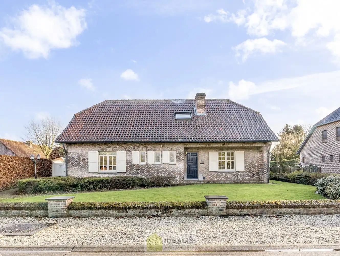 IDEALIS VASTGOED – ROYALE, INSTAPKLARE EN ZEER GOED ONDERHOUDEN GEZINSWONING OP EEN RUIM EN RUSTIG PERCEEL VAN 44A 33CA MET 5 KNAPPE SLAAPKAMERS, HEERLIJKE VERANDA, VRIJSTAANDE GARAGE EN 32 ZONNEPANELEN MÉT CERTIFICATEN ÉN ZONNEBOILER - De woning omvat maar liefst +- 265m² bewoonbare oppervlakte met ruime woonkamer, uitgeruste keuken, 5 slaapkamers, badkamer, vrijstaande garage én 32 zonnepanelen. De woning is rustig gelegen op een perceel met een opp. van 44a 33ca. foto 2