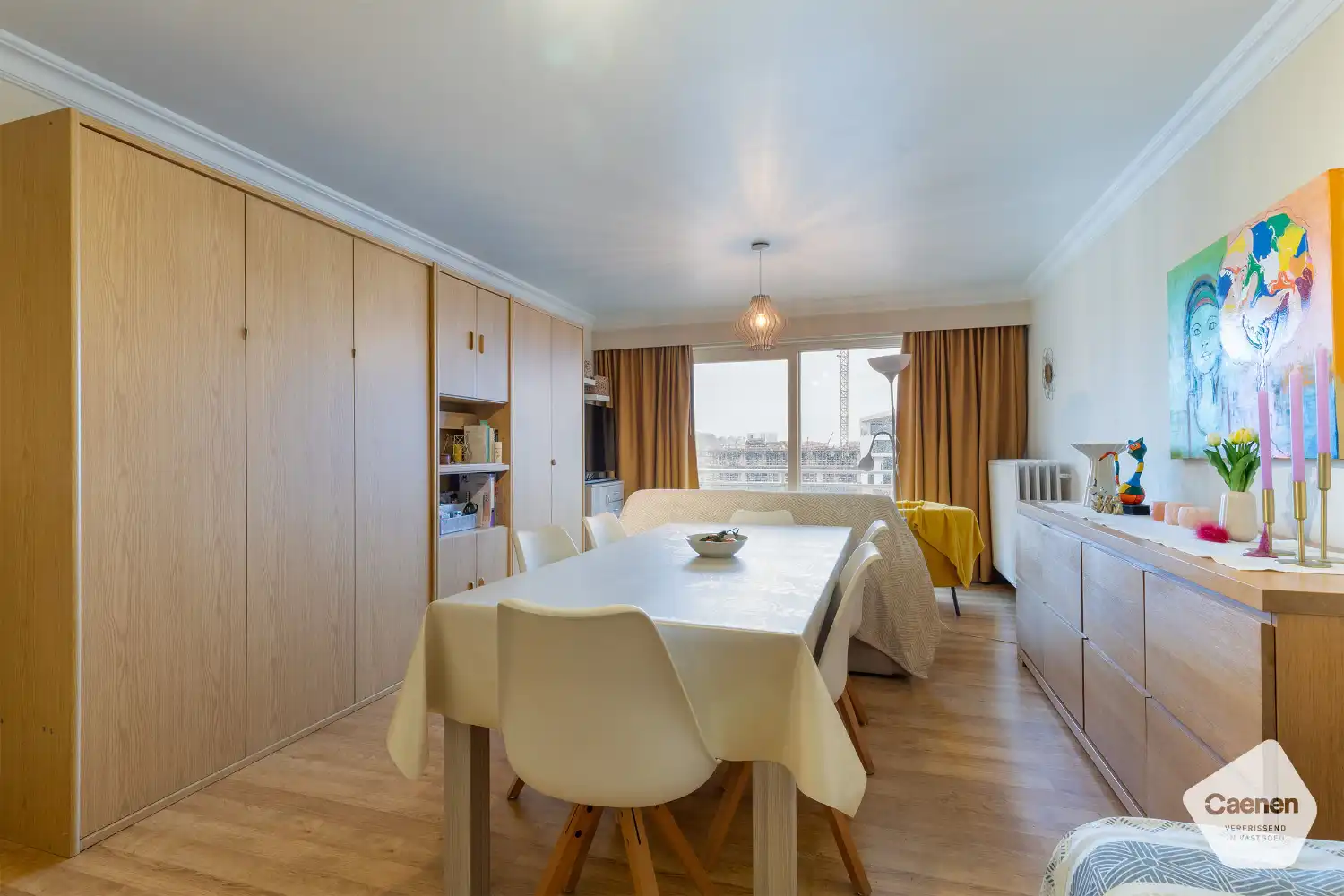 Instapklare gemeubelde studio met prachtig zicht over het stationsplein foto 2