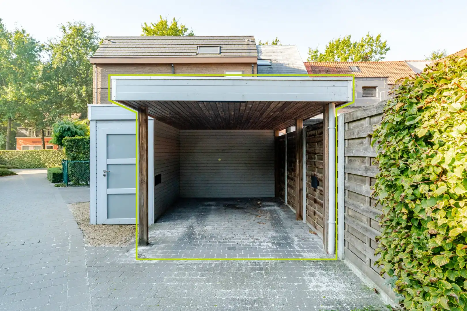 Instapklaar en lichtrijk appartement met terras en carport foto 14