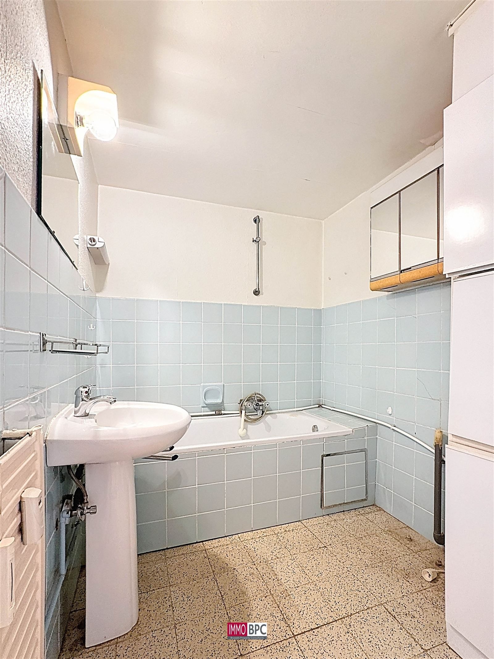 te renoveren appartement met groot terras! foto 13