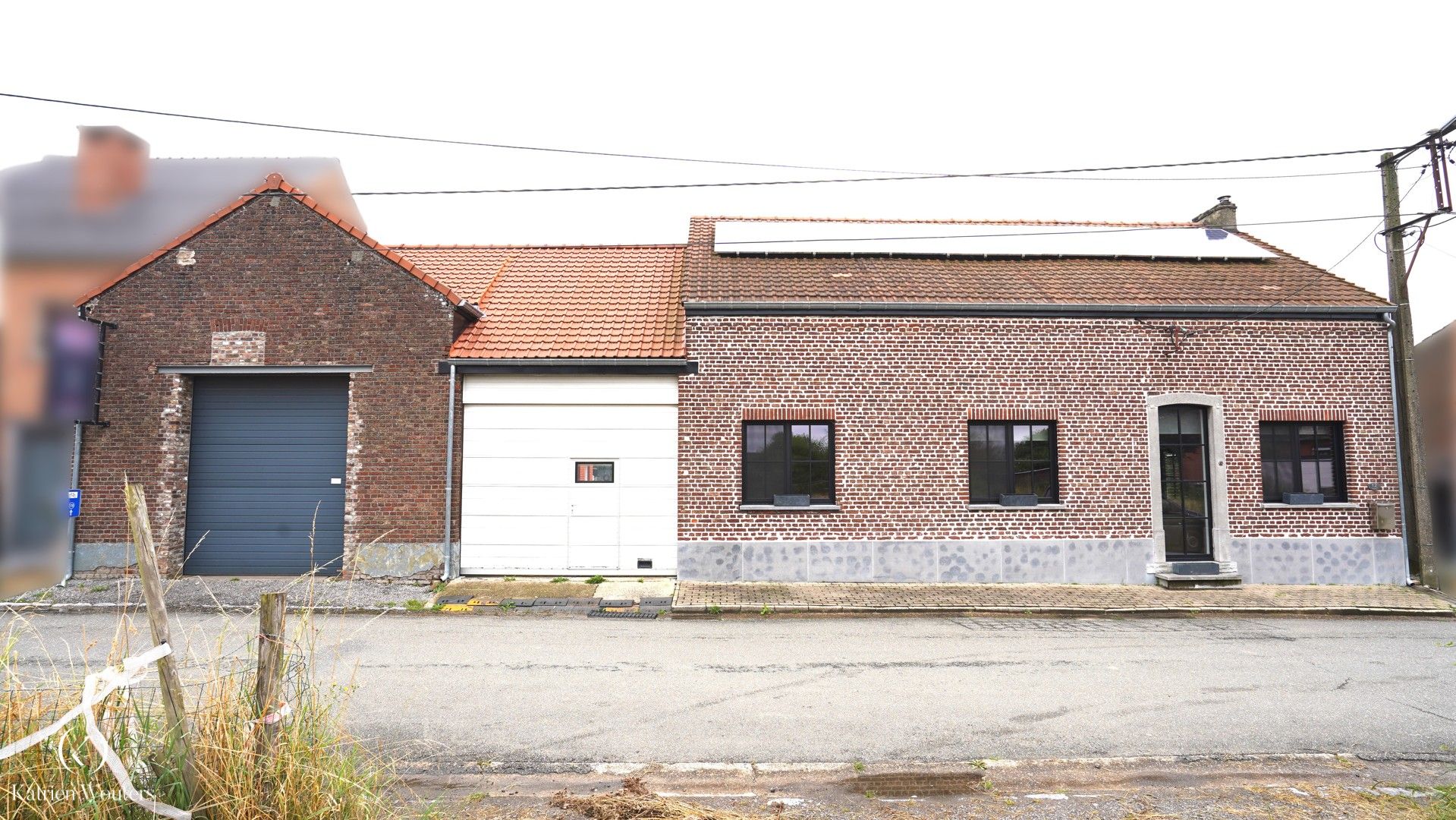 Knusse ééngezinswoning met 28 zonnepanelen, 5 slaapkamers én loods van 50m² foto 2