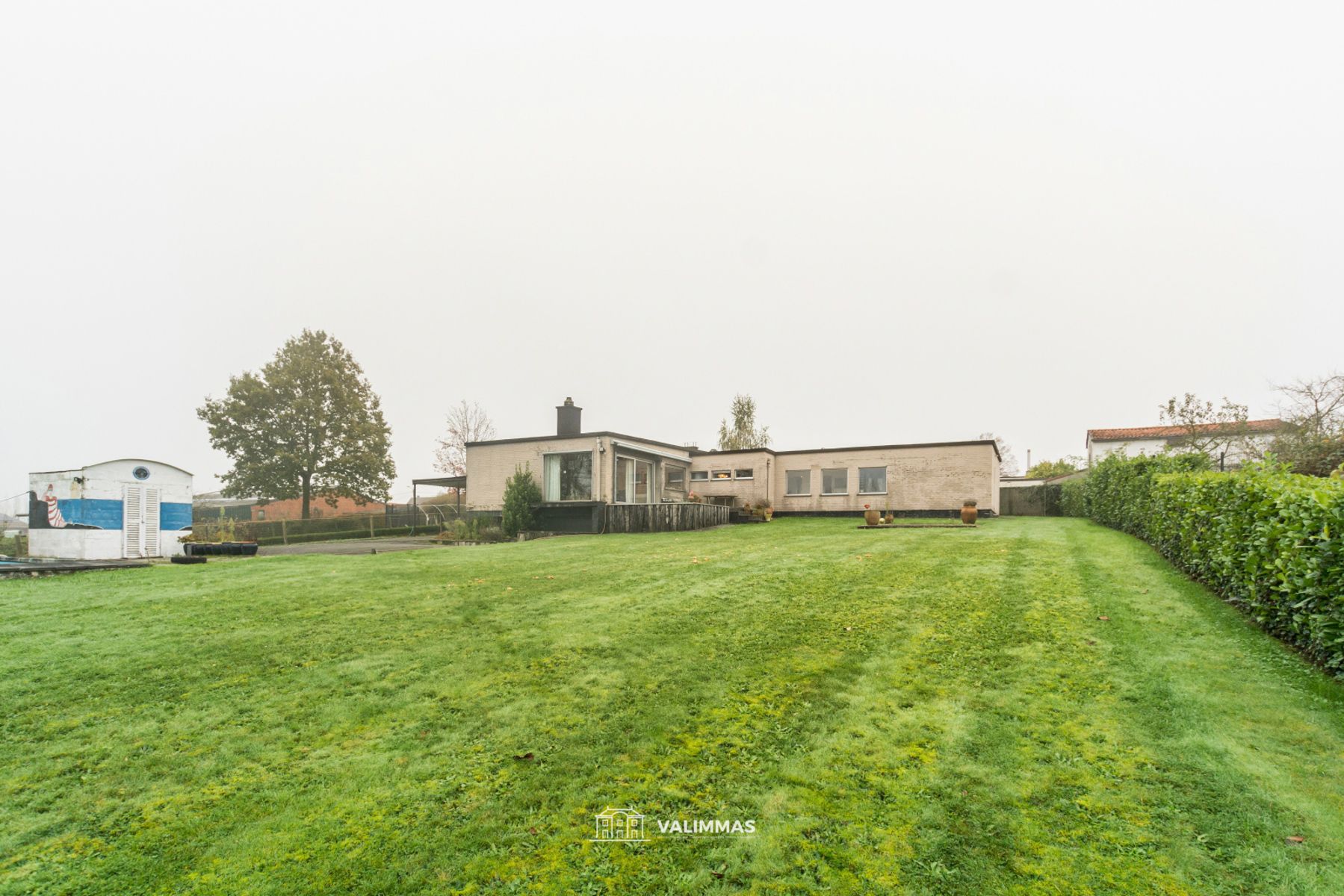 Uniek gelegen villa-bungalow met grote tuin en zwembad... foto 2