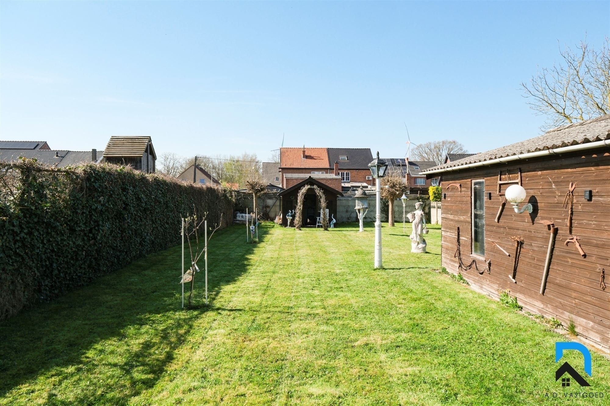 Ruime woning met grote tuin en dubbele garage foto 3