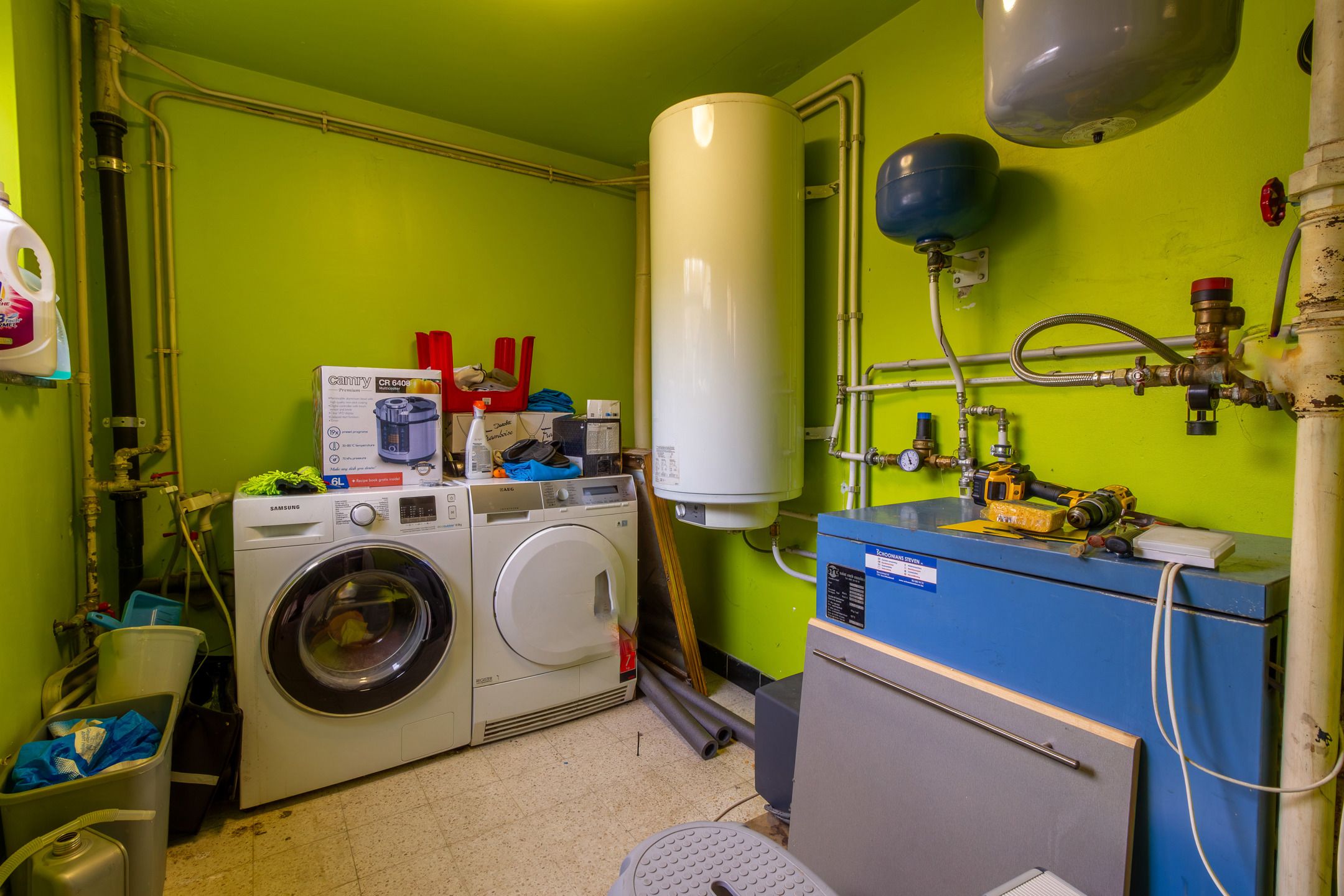 Charmante gezinswoning met potentieel, grote oprit en tuin foto 17