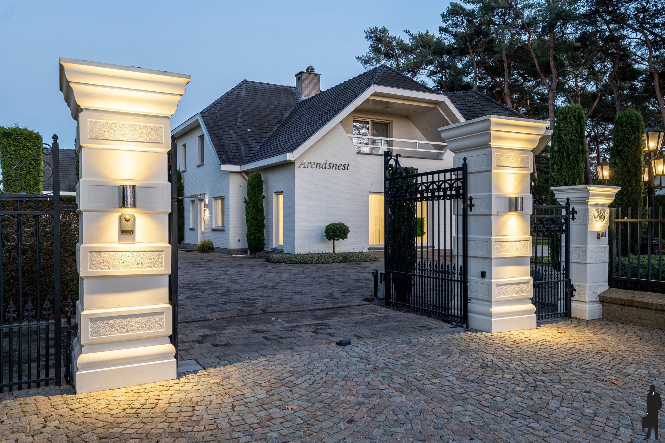 Riante villa (maar liefst 454m² woonopp.) vlakbij Nederland foto {{pictureIndex}}