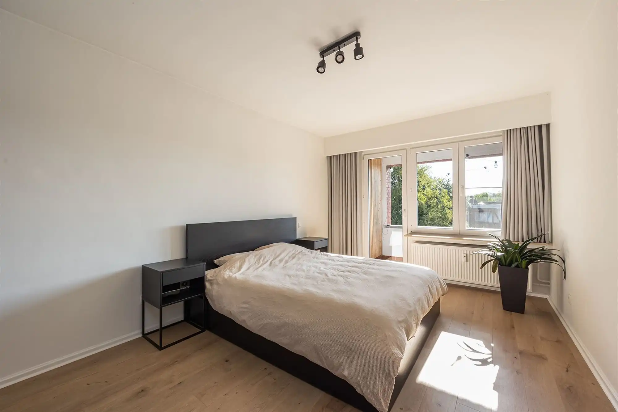 Instapklaar tweeslaapkamer appartement met terras in Deurne-Zuid foto 6