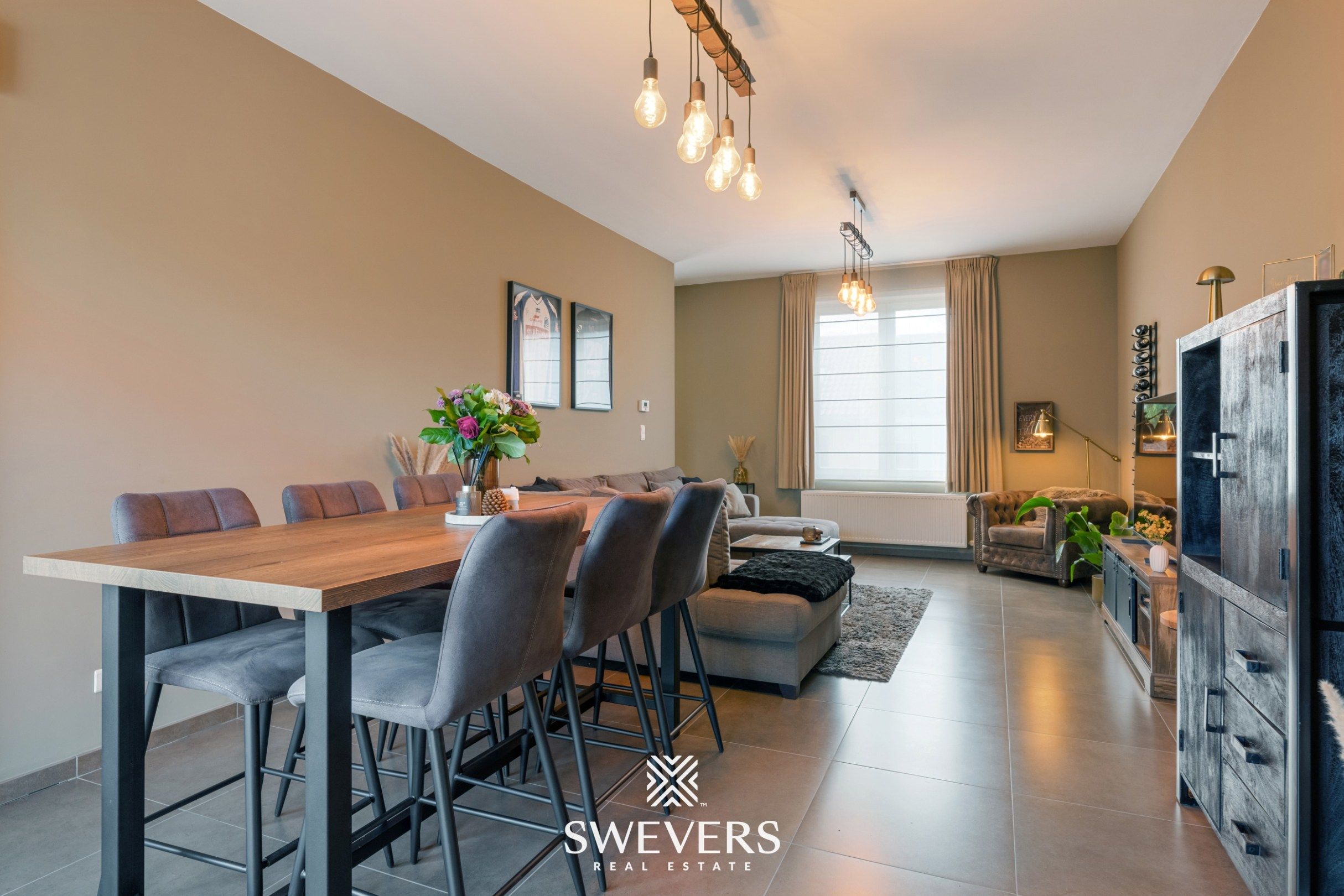 Instapklaar duplexappartement met 3 slaapkamers en ruim terras foto {{pictureIndex}}
