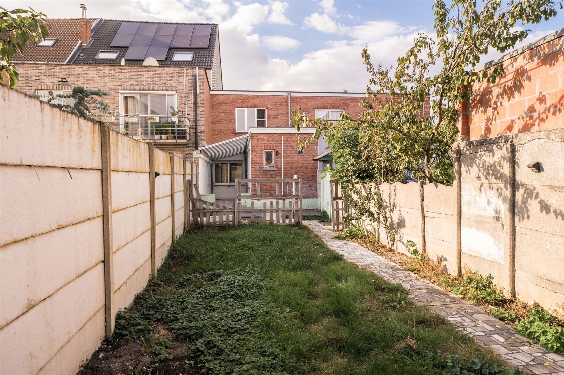 Te renoveren woning met achteruitgang in de tuin. foto 19