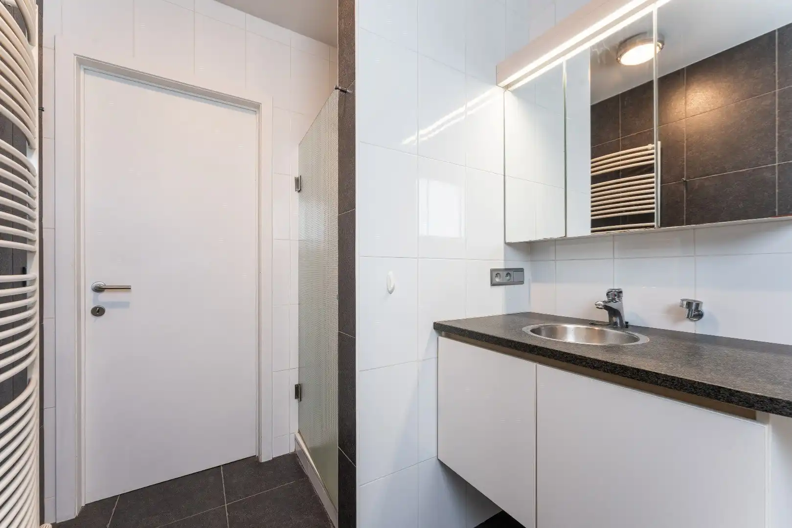 Ruim en licht 2 slaapkamerappartement nabij St-Pietersstation. foto 10