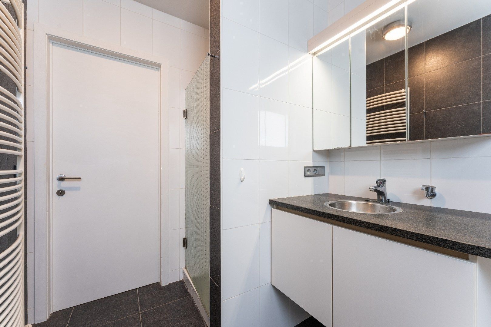 Ruim en licht 2 slaapkamerappartement nabij St-Pietersstation. foto 10