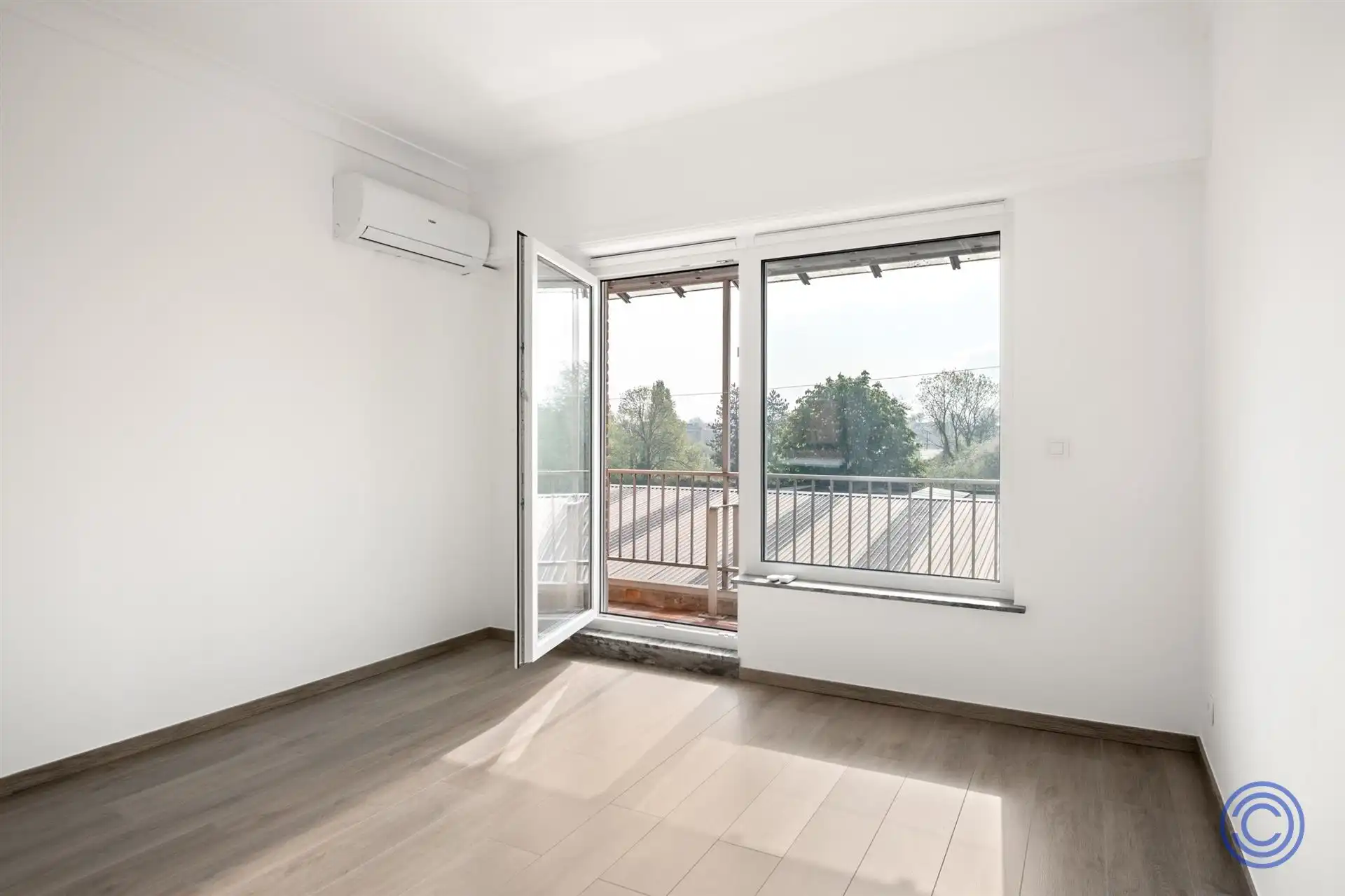 Volledig gerenoveerd 2-slp appartement met zonnig terras! foto 4