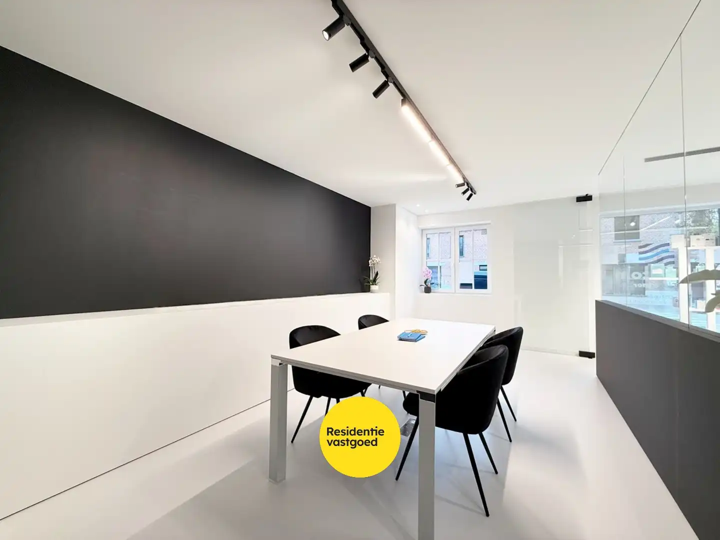 Instapklaar en hoogwaardig handelspand (122 m²) op topligging in Nieuwpoort Stad foto 7