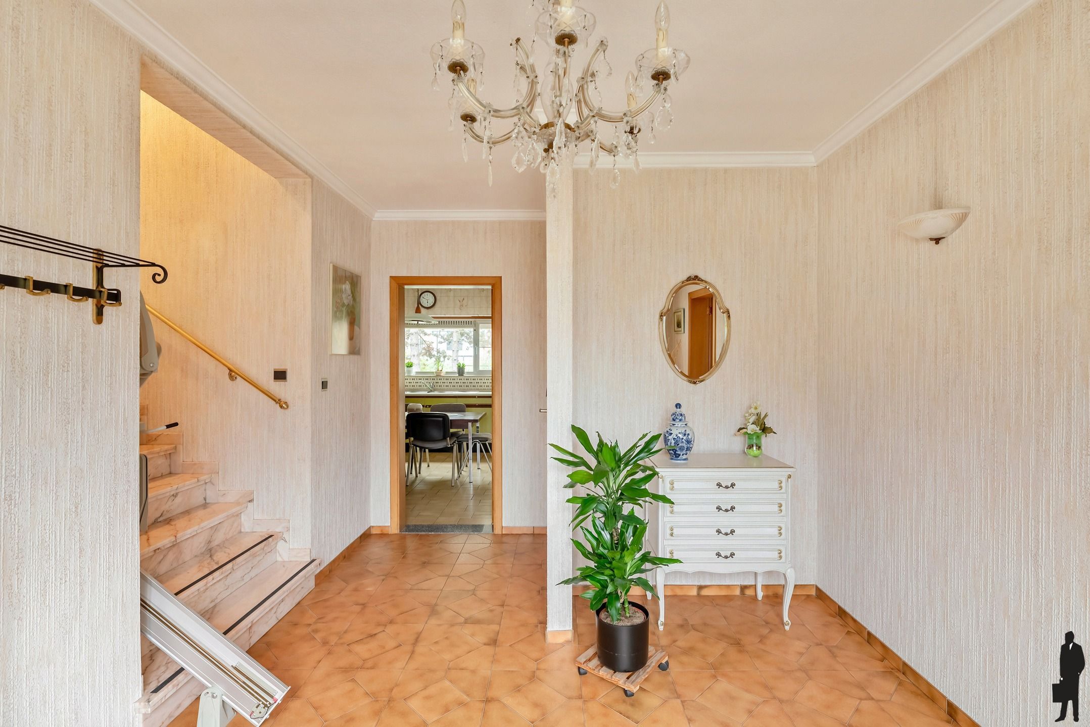 Ruime en rustig gelegen villa (341 m²) met 5 slk op een mooi perceel van 942 m². foto 6