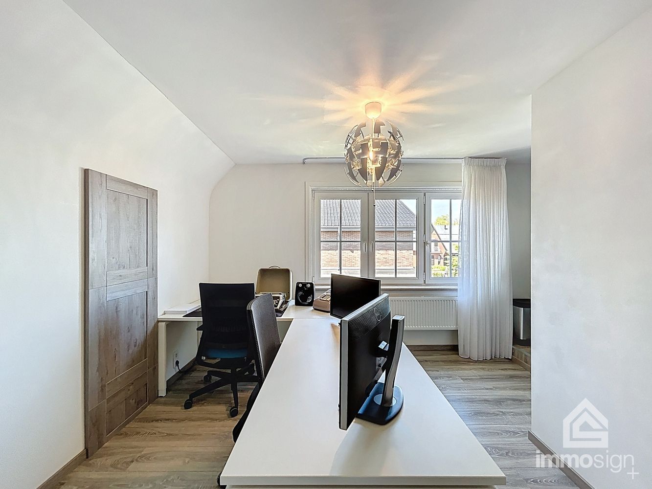 Instapklare gezinswoning met 3 slaapkamers, 2 badkamers, vrijstaande garage en prachtige tuinkamer foto 36