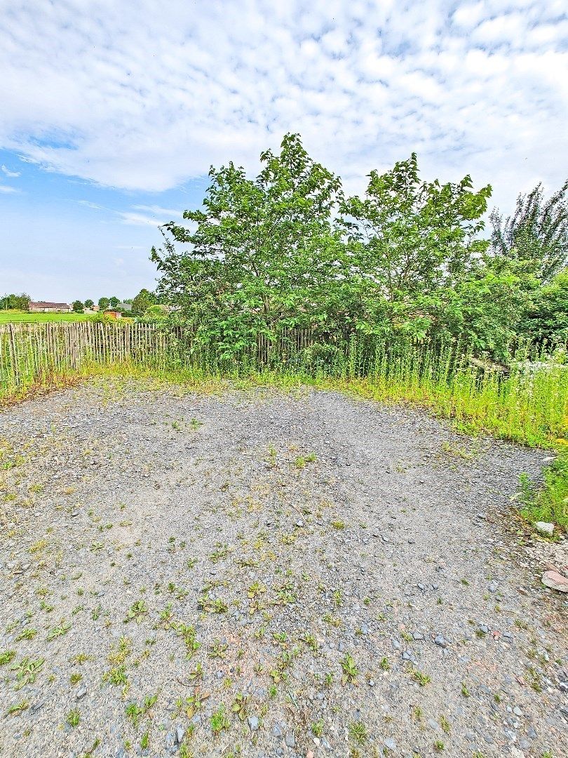 Met smaak gerenoveerde woning op een perceel van 747m² met toegang langs de zijkant. foto 26