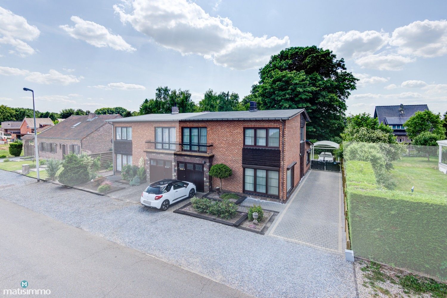 Hoofdfoto van de publicatie: VERZORGDE WONING IN HALFOPEN BEBOUWING MET 3 SLAAPKAMER, INPANDIGE GARAGE EN TUIN TE OUDSBERGEN