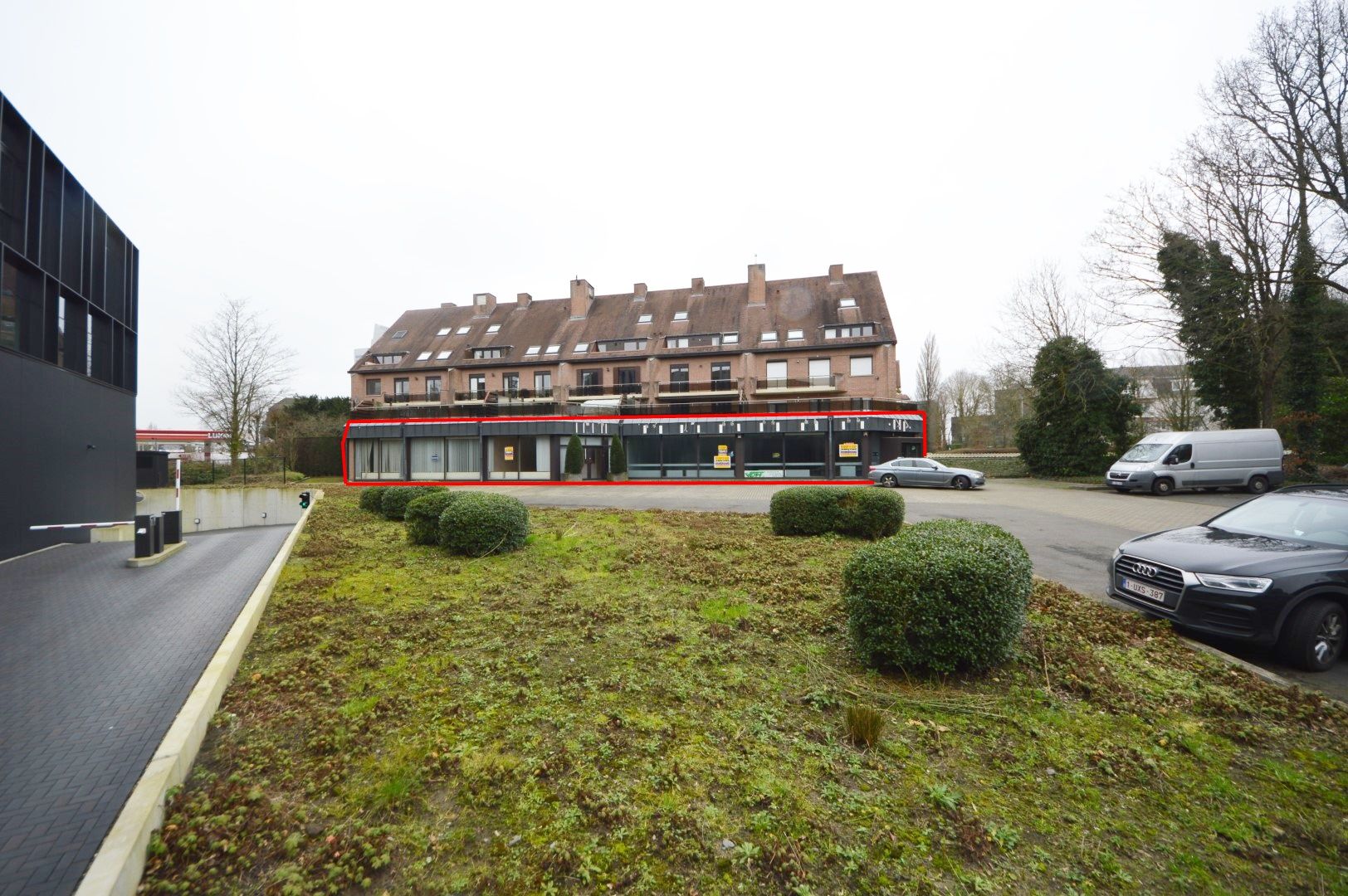 HANDELSGELIJKVLOERS 1.000 M2 KORTRIJKSESTEENWEG MET MEGA PARKING foto 6