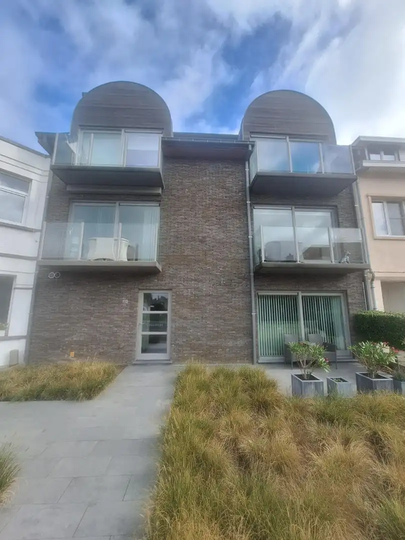 Charmant appartement met 1 slaapkamer en extra bewoonbare zolderruimte - gelegen aan de Zeelaan in Koksijde, ideaal voor comfortabel wonen. foto {{pictureIndex}}