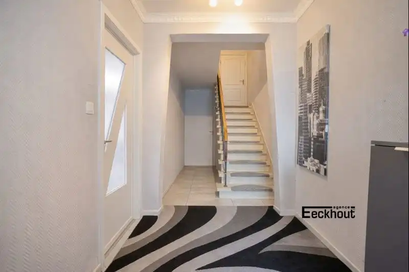 Ruime hoekwoning met 6 slaapkamers en met terras en aangebouwde garage foto 4