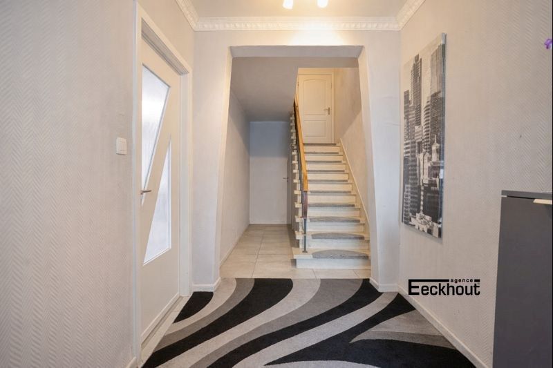 Ruime hoekwoning met 6 slaapkamers en met terras en aangebouwde garage foto 3